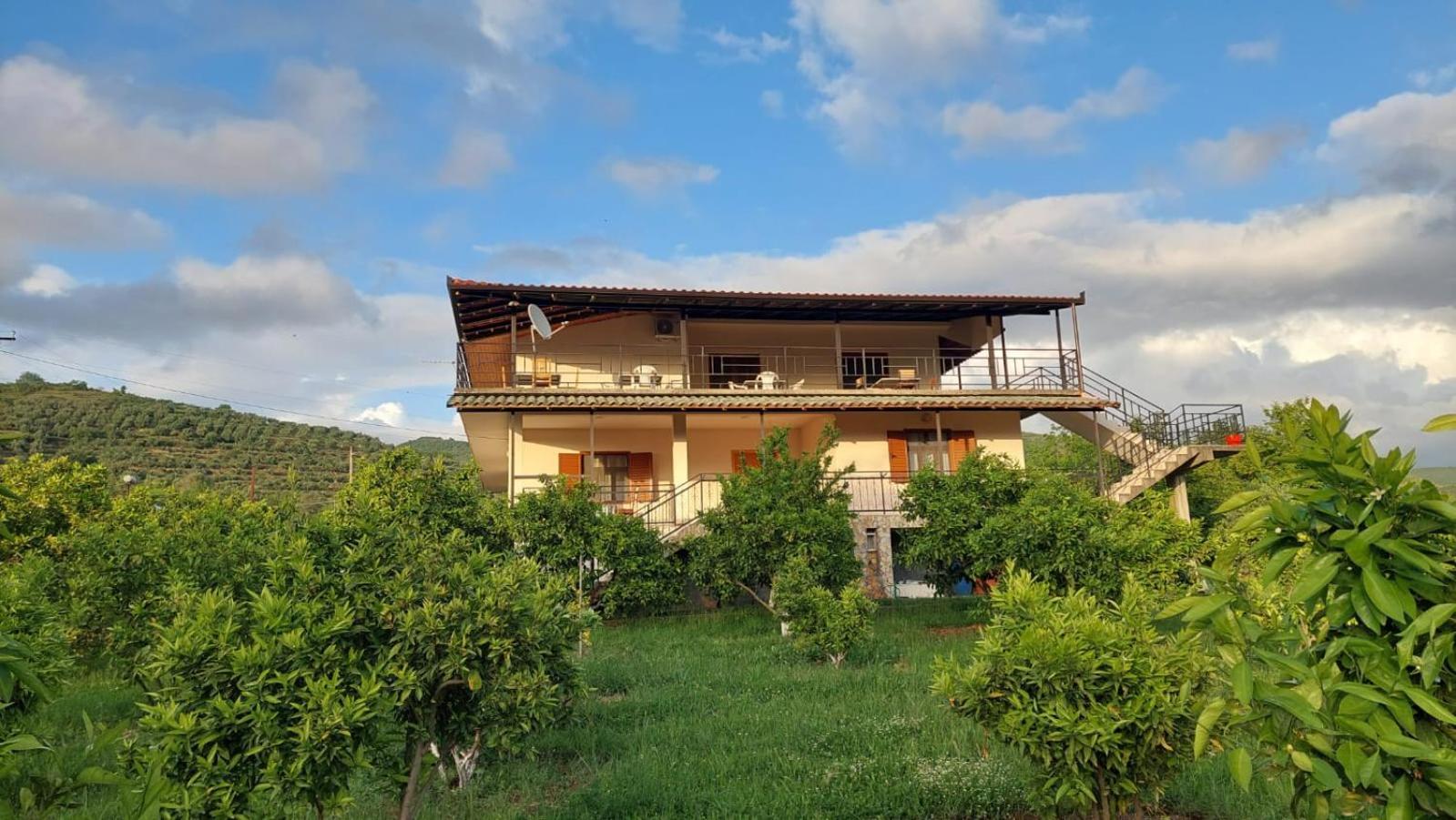 Guest House Xhaferaj Berat Esterno foto